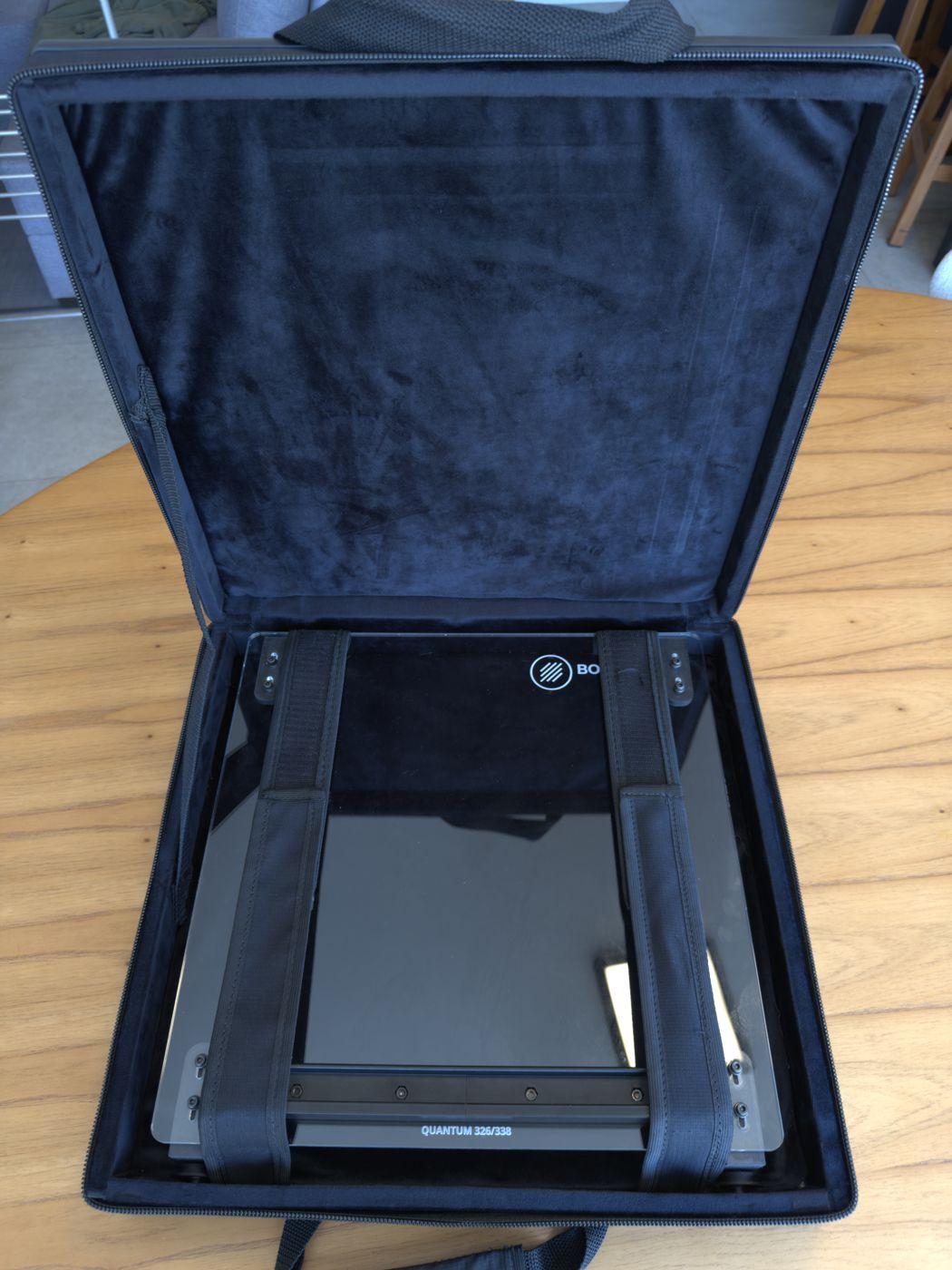 Bag de transporte aberta com script trolley Bocutti para DiGiCo Quantum 326/338 protegido por tiras de velcro