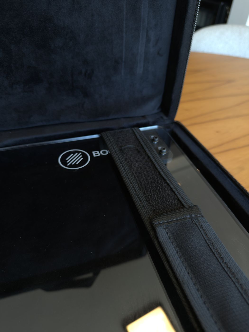 Detalhe da tira de velcro que prende o script trolley Bocutti dentro da bag