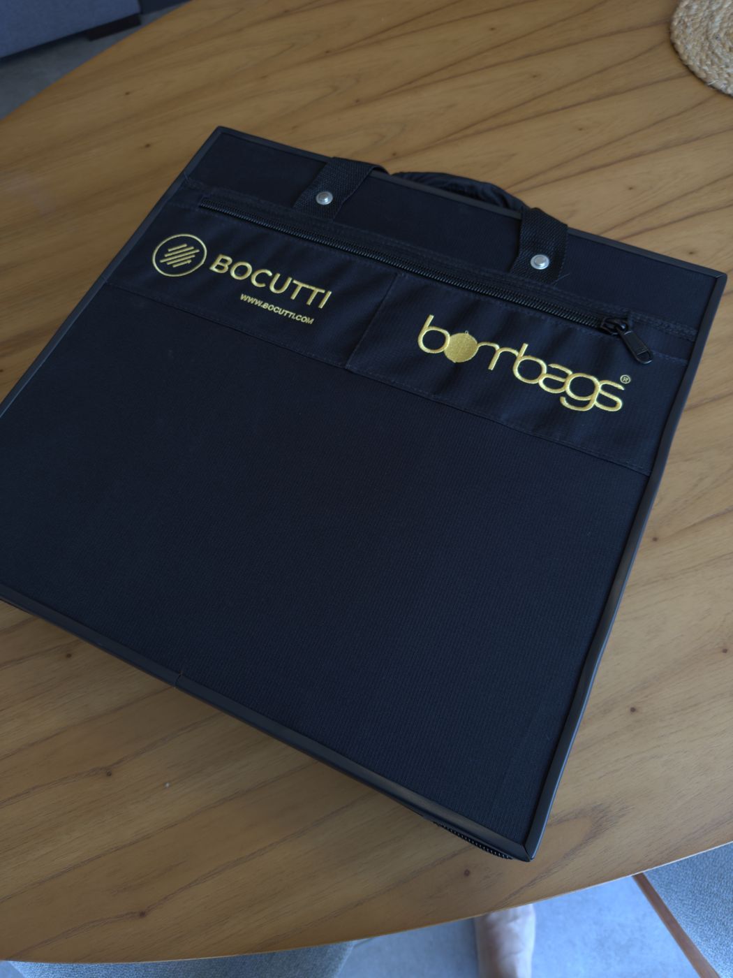 Bag de transporte Bocutti Audio fechada, vista frontal com logo Bocutti e bolso com zíper