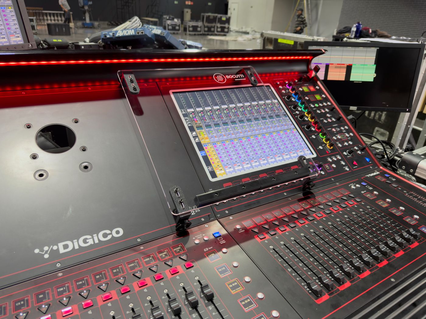 Detalhe do script trolley Bocutti Audio com tela de mixagem DiGiCo ao fundo