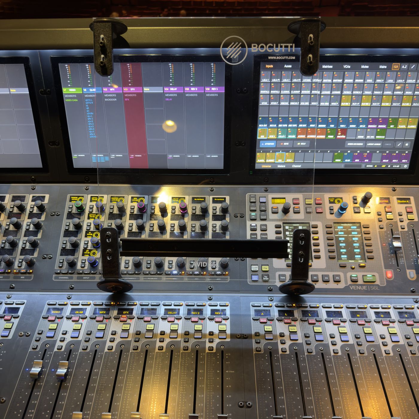 Detalhe do script trolley Bocutti Audio no console Avid S6L com iPad exibindo QLab