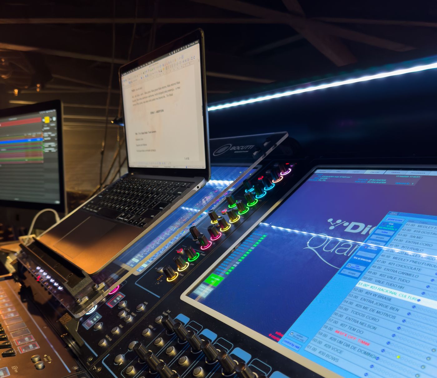 Script trolley Bocutti Audio ao lado de notebook em operação de sonoplastia ao vivo