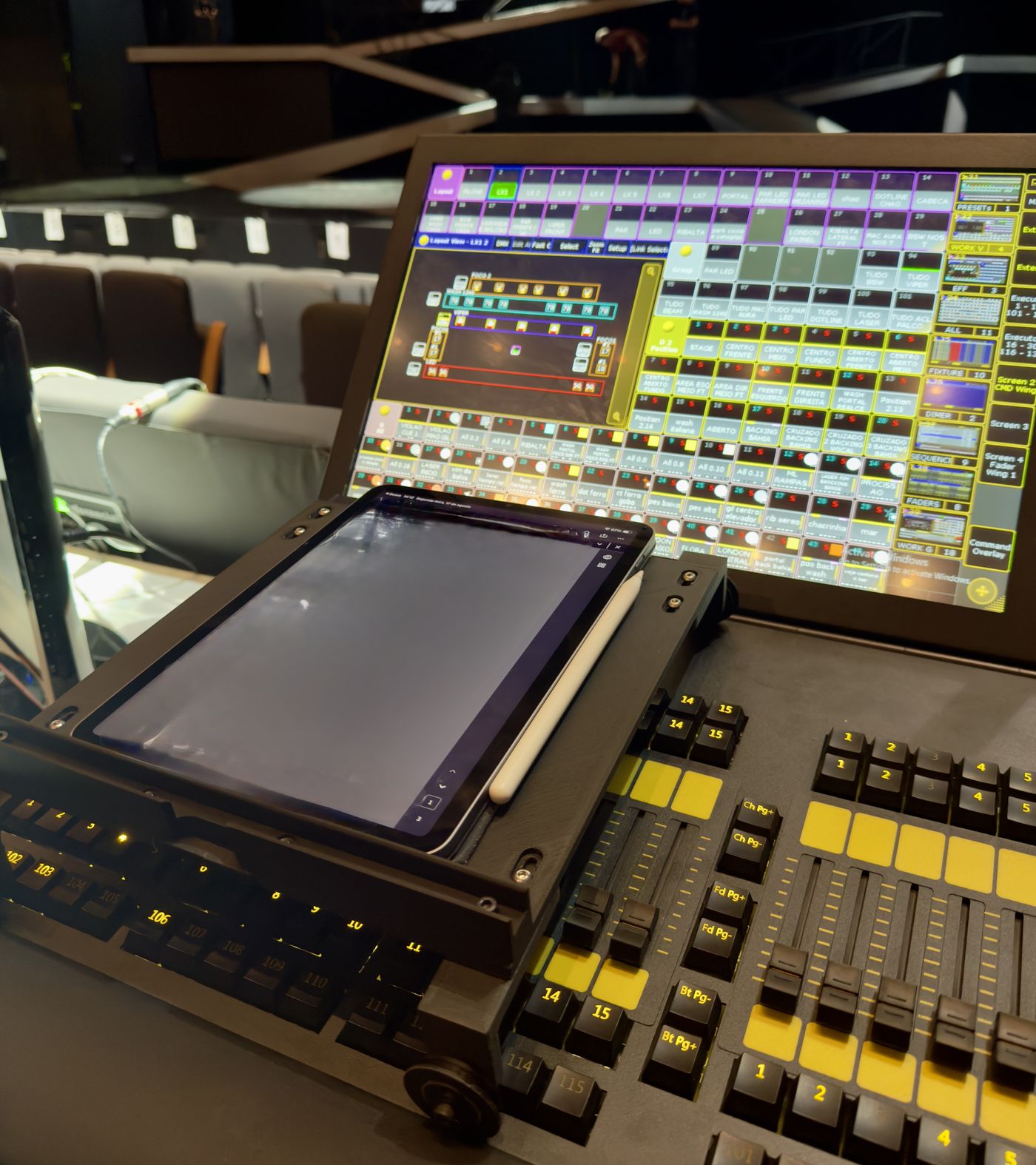 Script trolley Bocutti Audio no console grandMA com iPad apoiado na régua