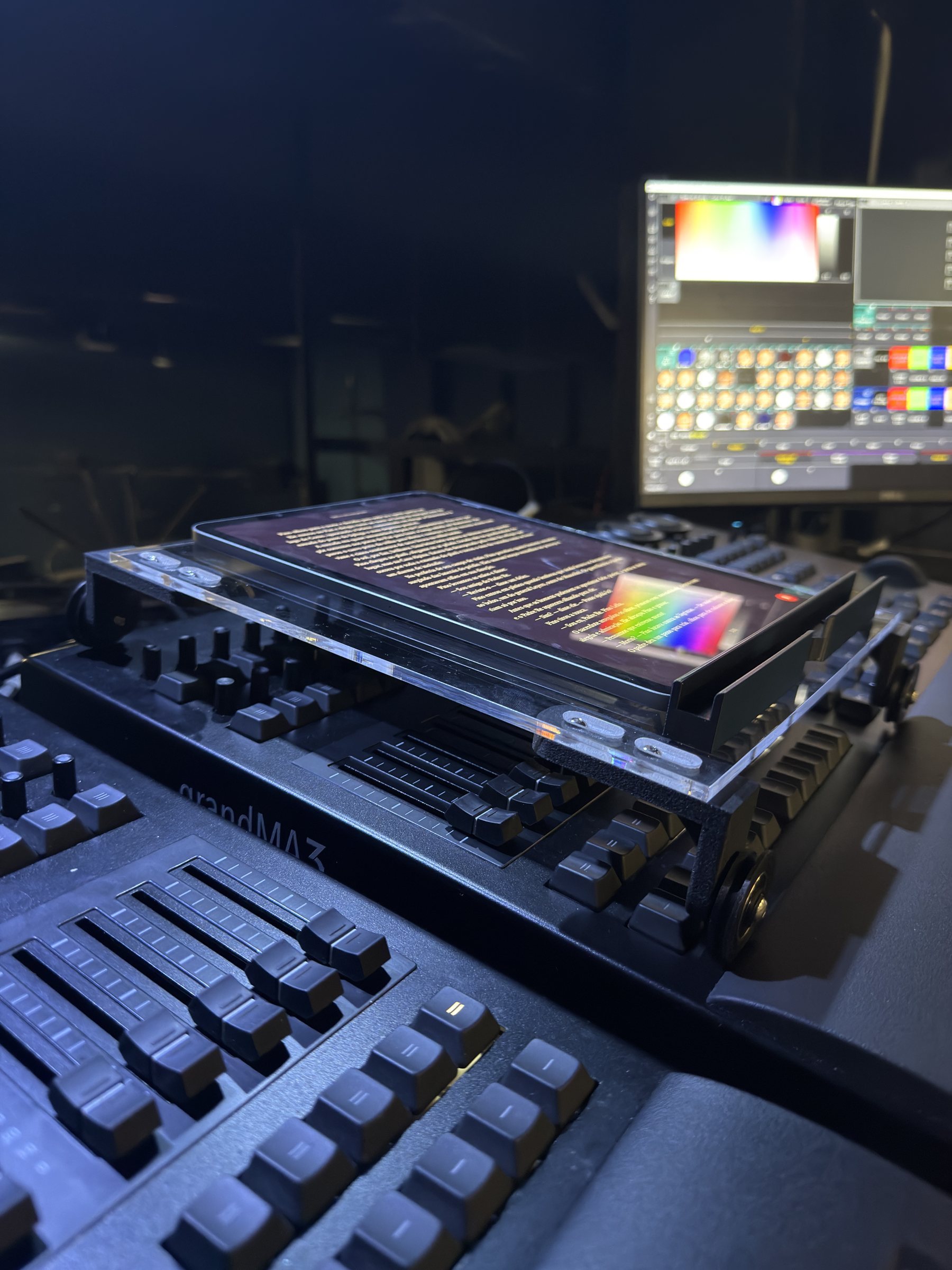 Script trolley Bocutti Audio sobre o console grandMA3, detalhe do iPad e dos faders