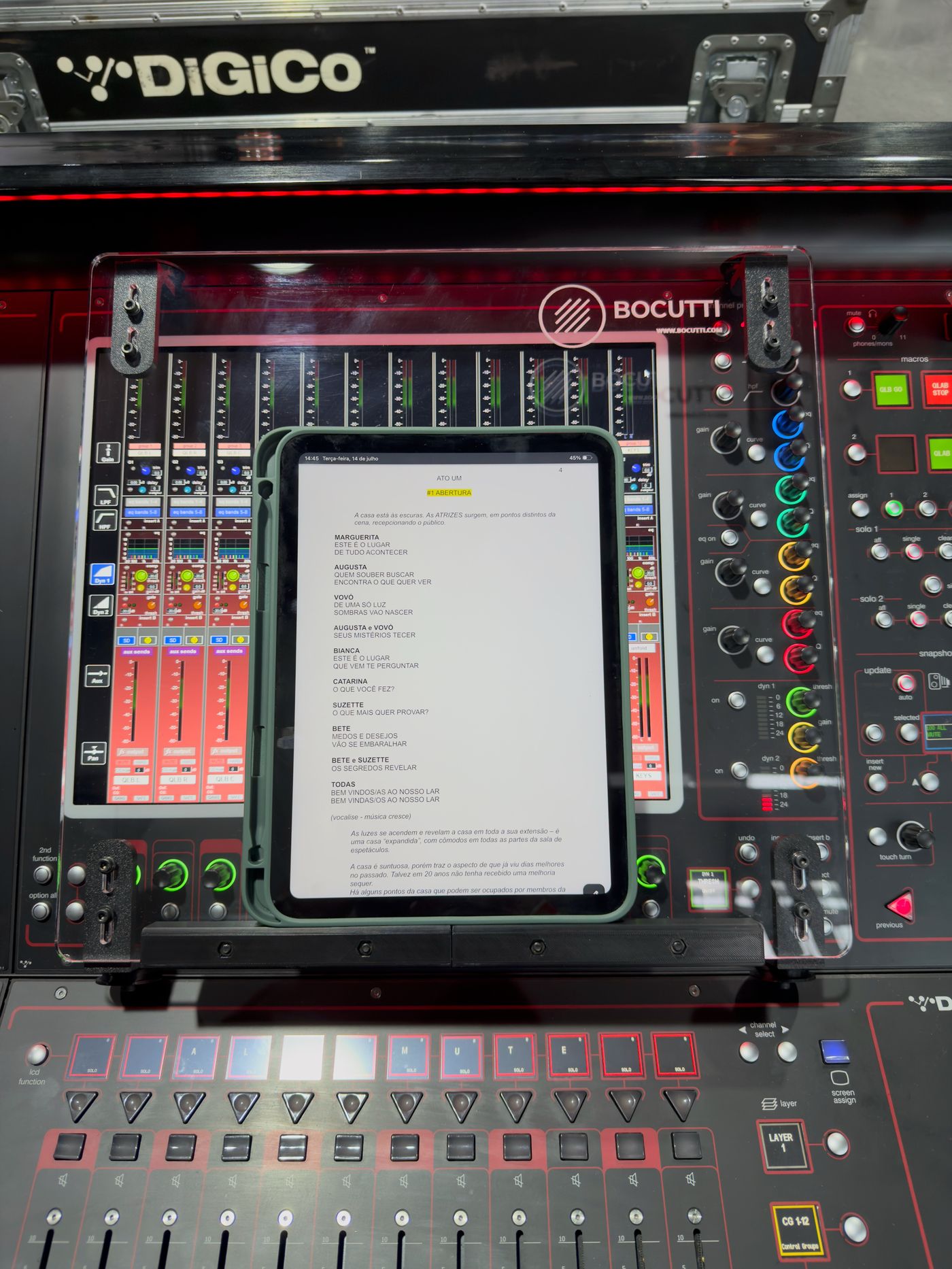 Script trolley Bocutti Audio instalado em console DiGiCo Quantum 225 com roteiro em iPad