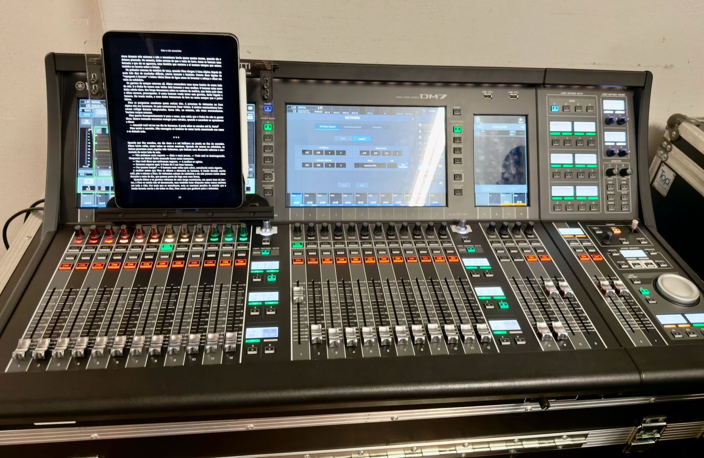 Script trolley Bocutti Audio instalado no console Yamaha DM7 em flightcase
