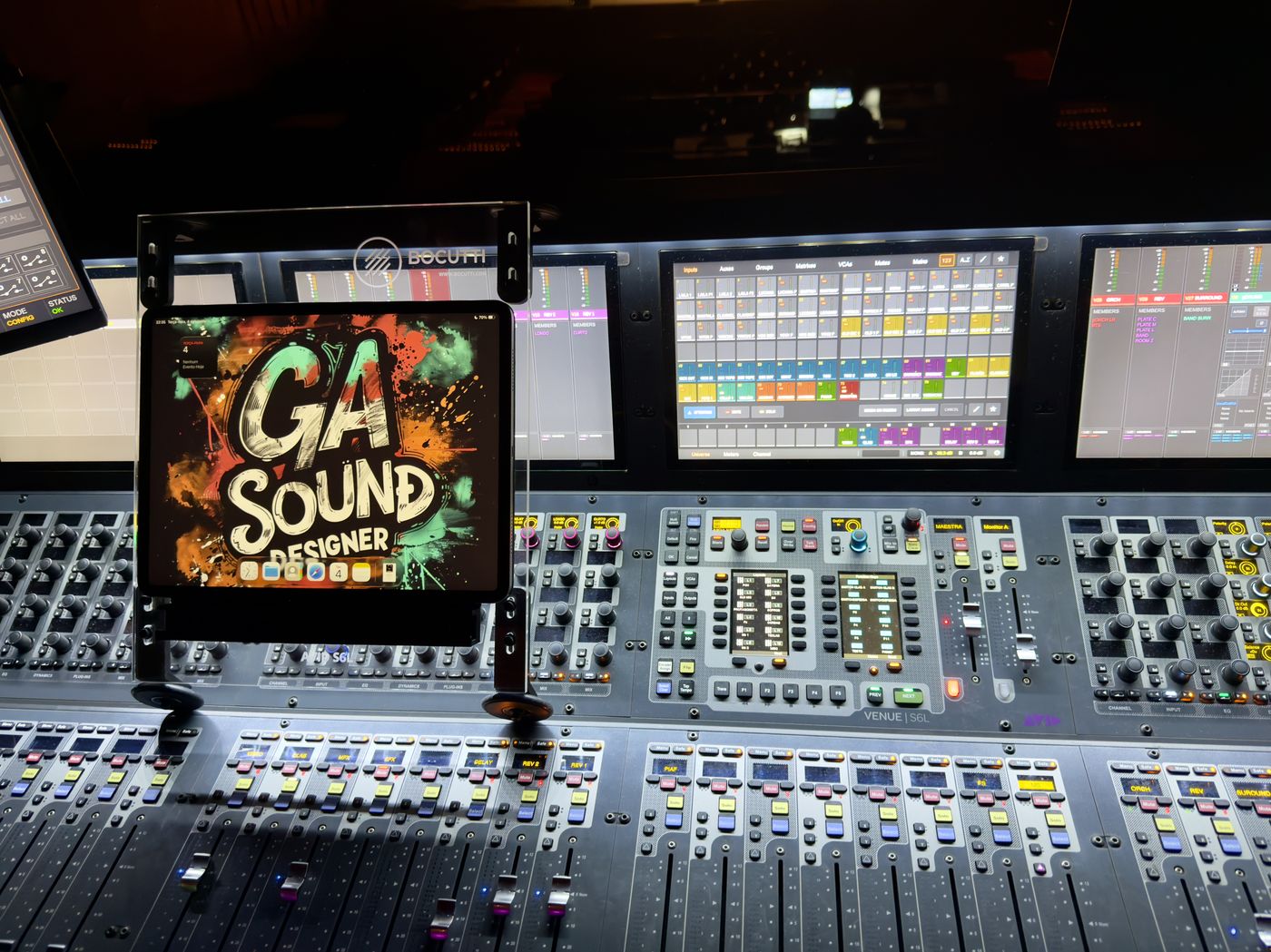 Script trolley Bocutti Audio no console Avid S6L com iPad mostrando cue list