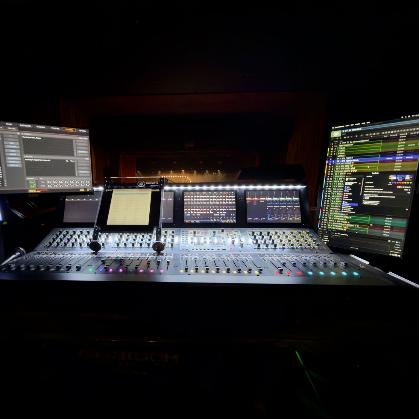 Script trolley Bocutti Audio no console Avid S6L em teatro escuro, telas de mixagem acesas