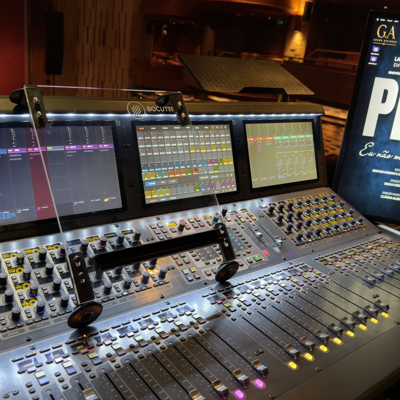 Script trolley Bocutti Audio no console Avid S6L, vista frontal do teatro