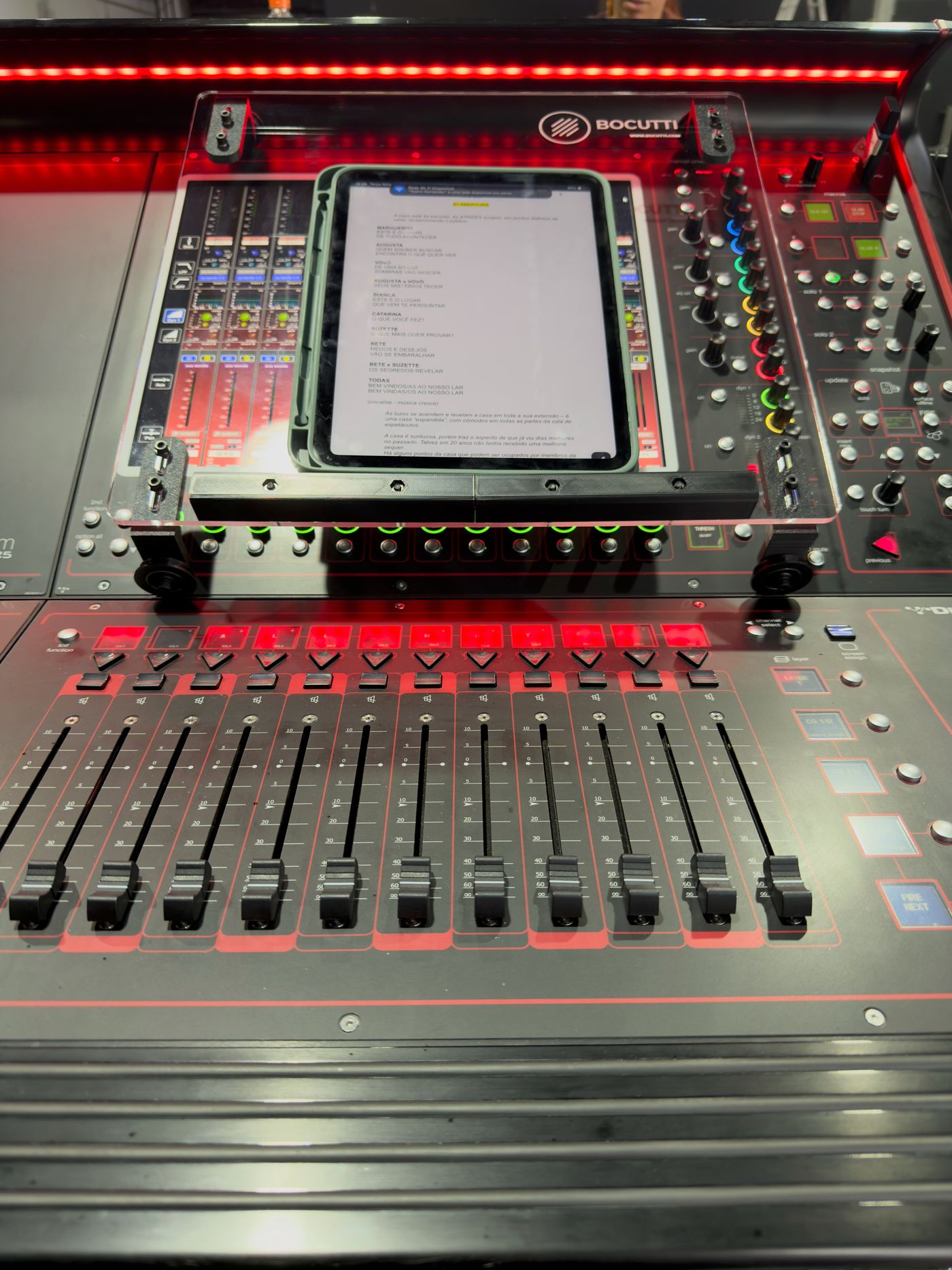 Script trolley Bocutti Audio no console DiGiCo Quantum 225 com roteiro impresso em iPad, faders em destaque