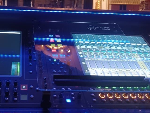 Script trolley Bocutti Audio no console DiGiCo Quantum 338/326 em teatro, tela com cue list