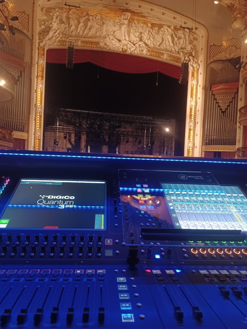 Script trolley Bocutti Audio no console DiGiCo Quantum 338/326 em teatro, tela com cue list
