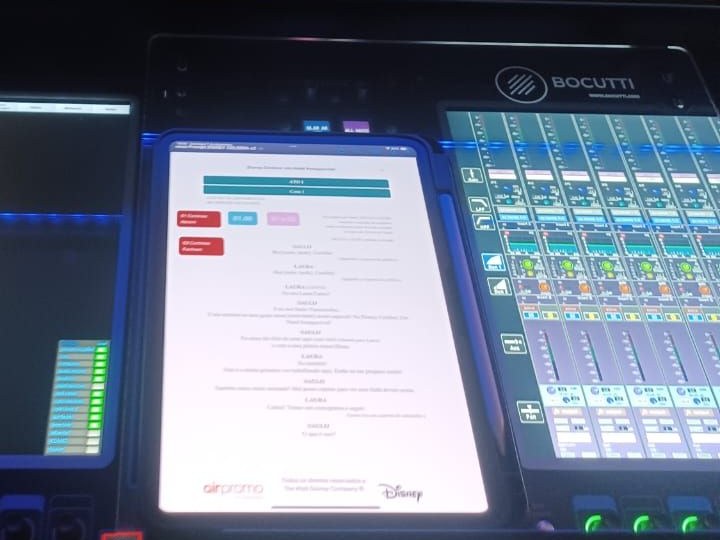 Script trolley Bocutti Audio no console DiGiCo Quantum 338/326 com vista do palco ao fundo