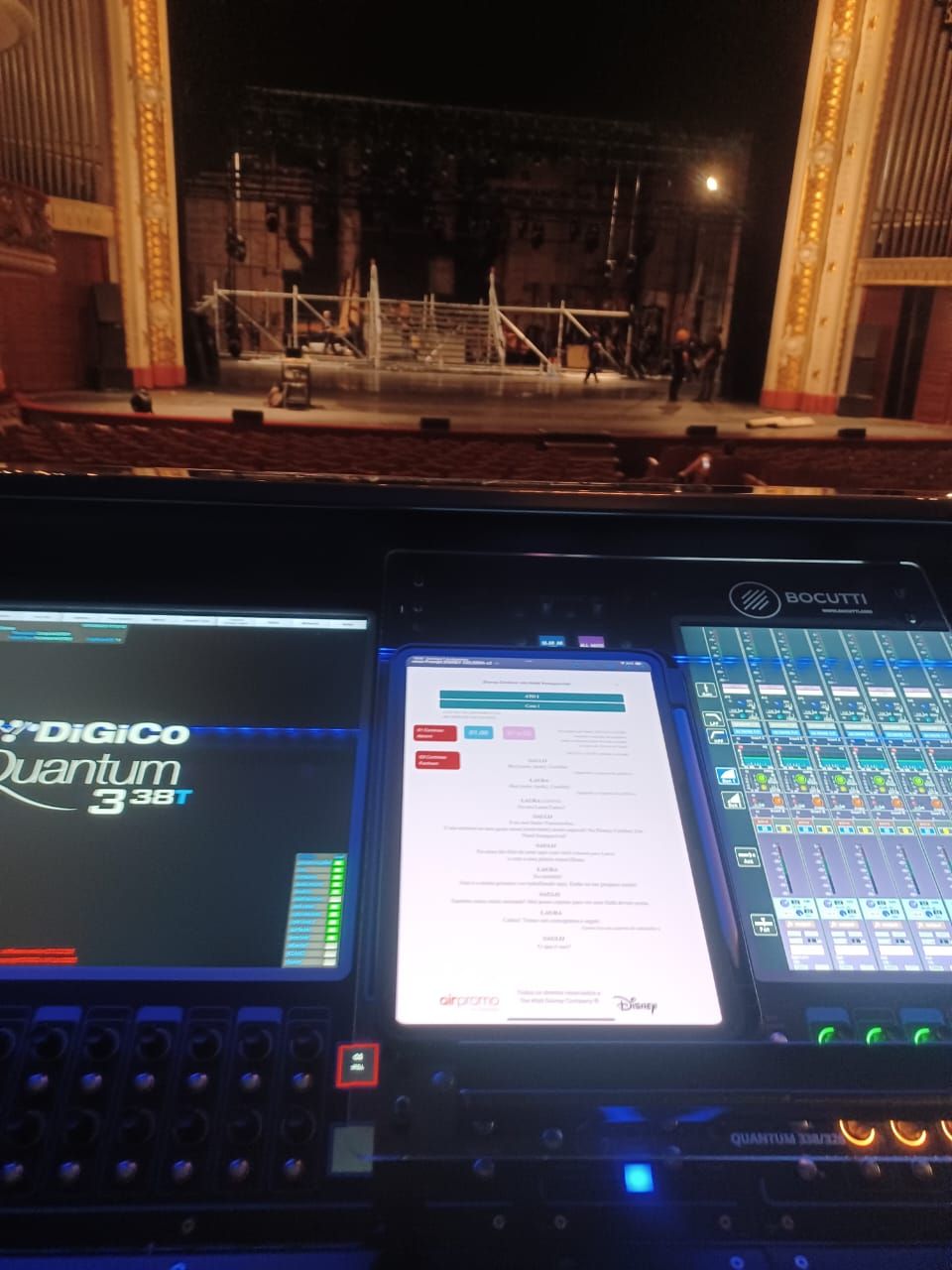 Script trolley Bocutti Audio no console DiGiCo Quantum 338/326 com vista do palco ao fundo