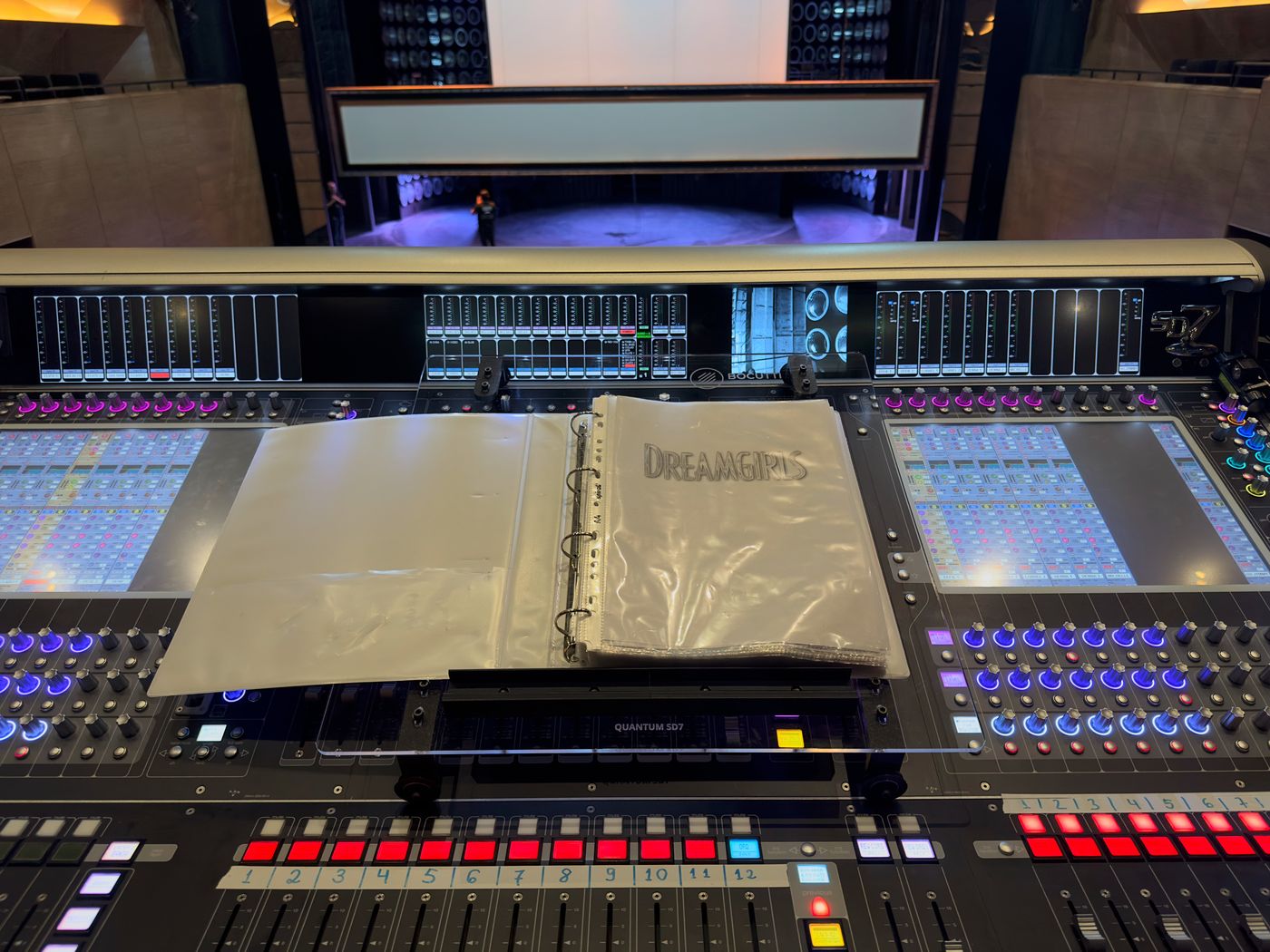 Script trolley Bocutti Audio no console DiGiCo Quantum SD7 com fichário do roteiro Dreamgirls aberto