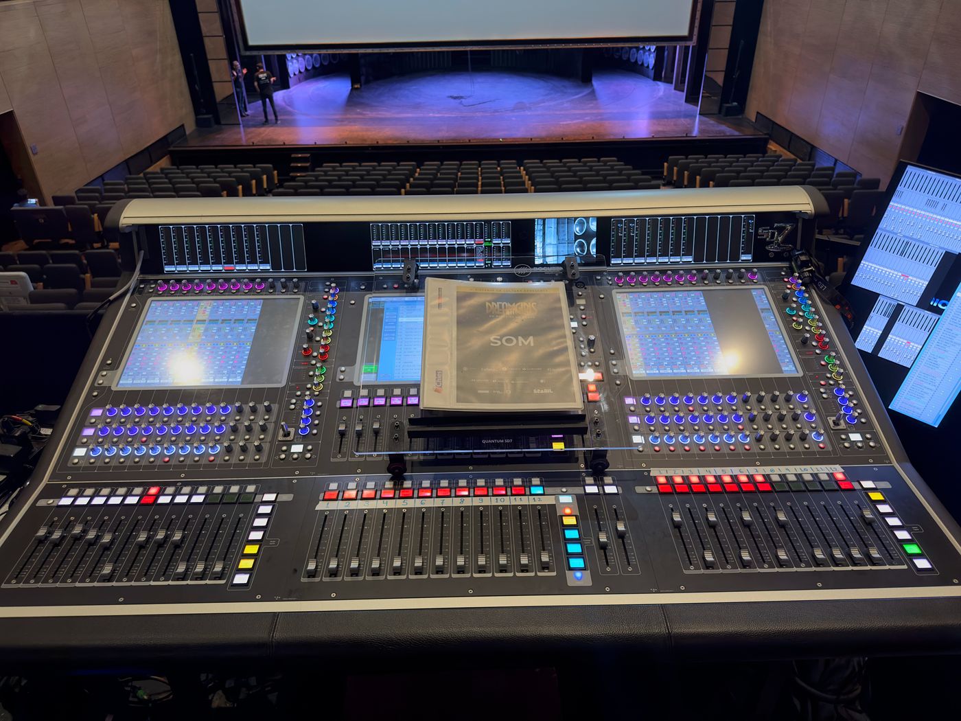 Script trolley Bocutti Audio no console DiGiCo Quantum SD7 com vista do palco e plateia ao fundo