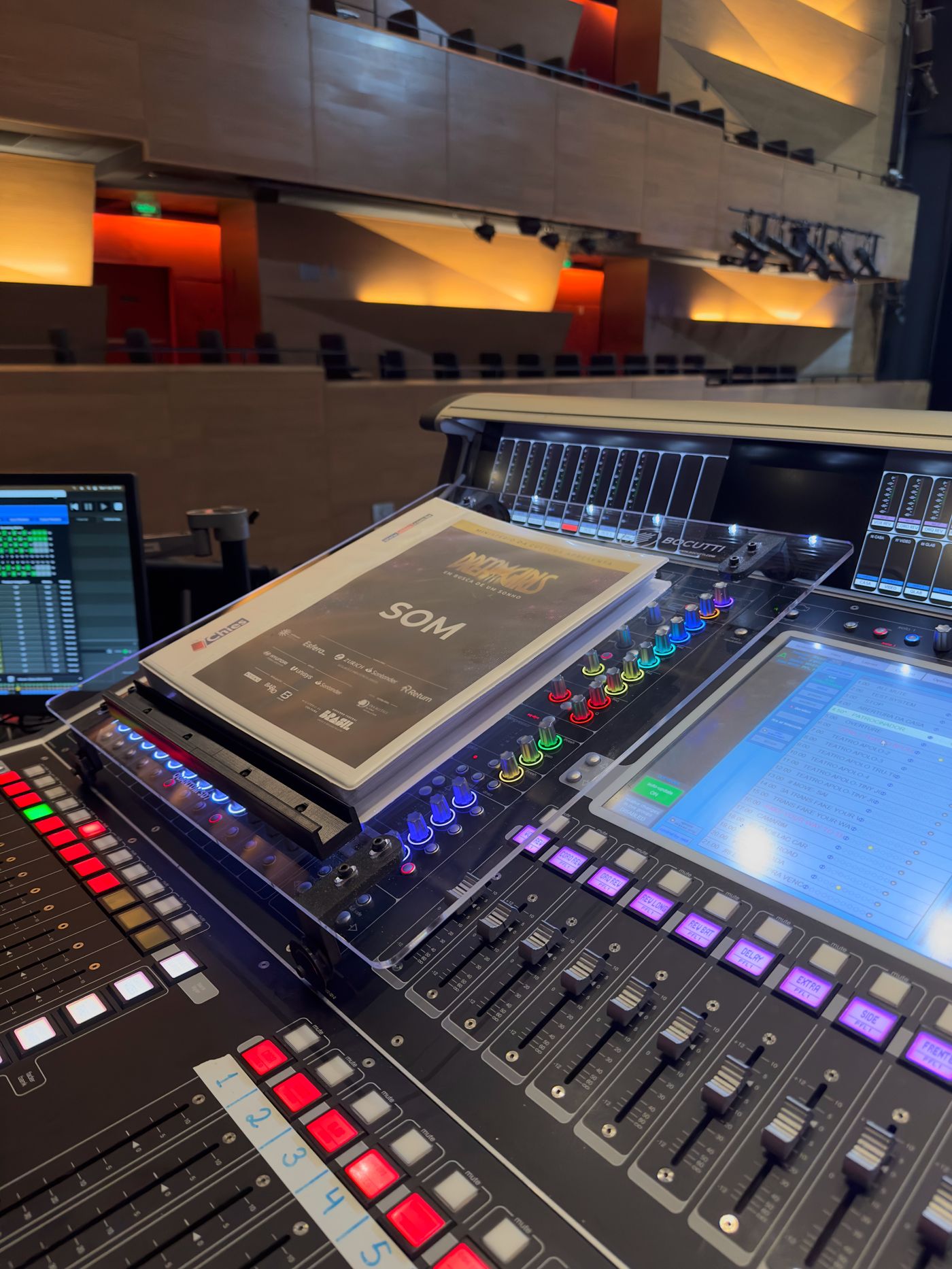 Script trolley Bocutti Audio no console DiGiCo Quantum SD7 com pasta de roteiro Dreamgirls