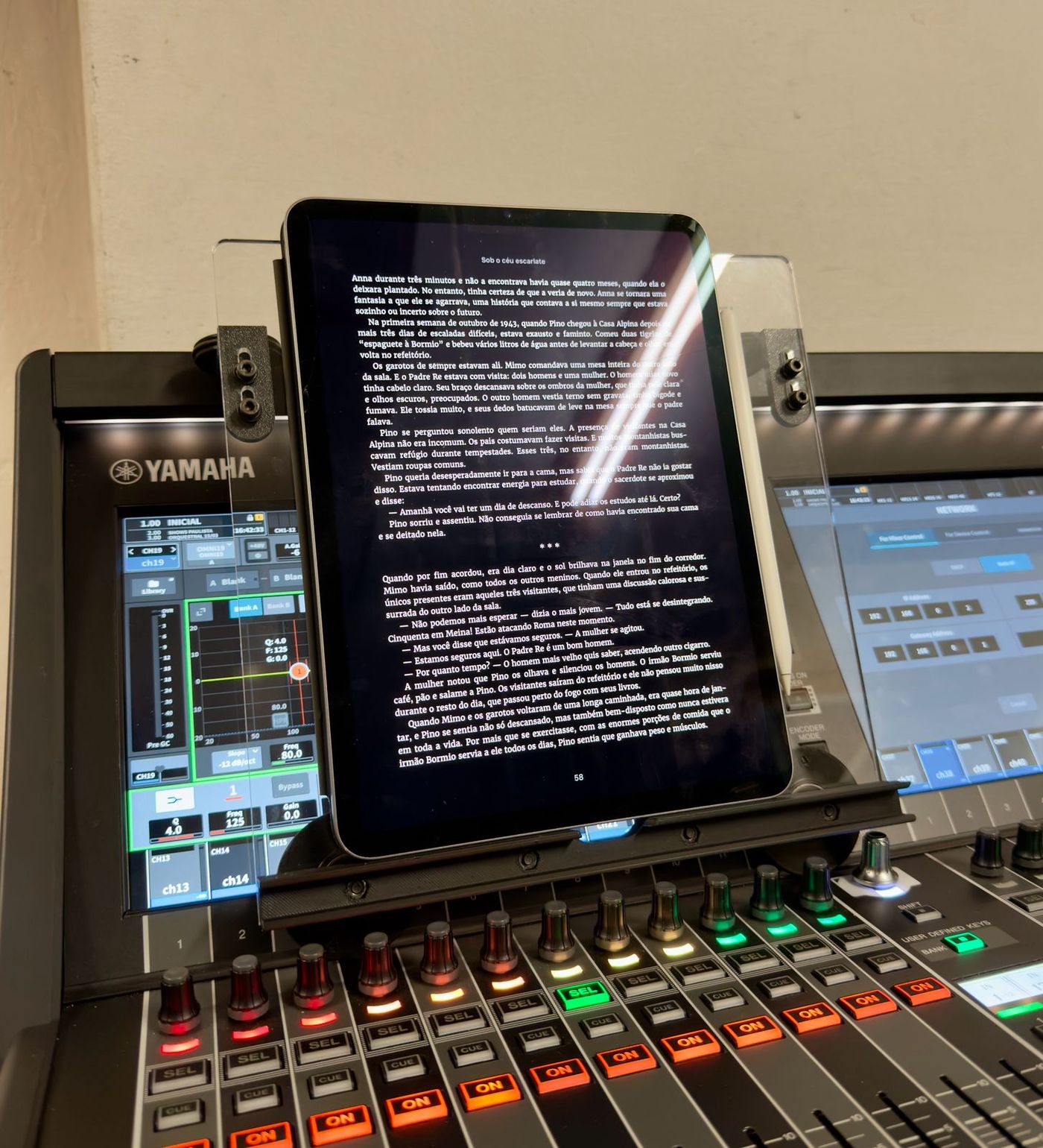 Script trolley Bocutti Audio no console Yamaha DM7 com iPad e caneta apoiados