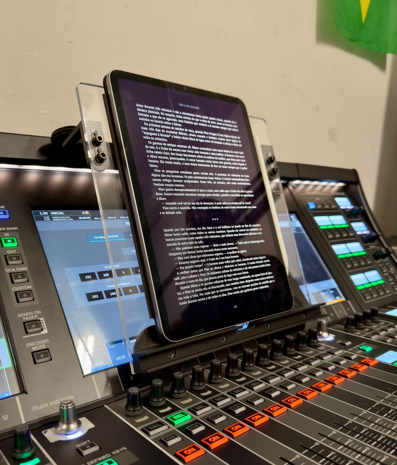 Script trolley Bocutti Audio no console Yamaha DM7 com iPad exibindo roteiro