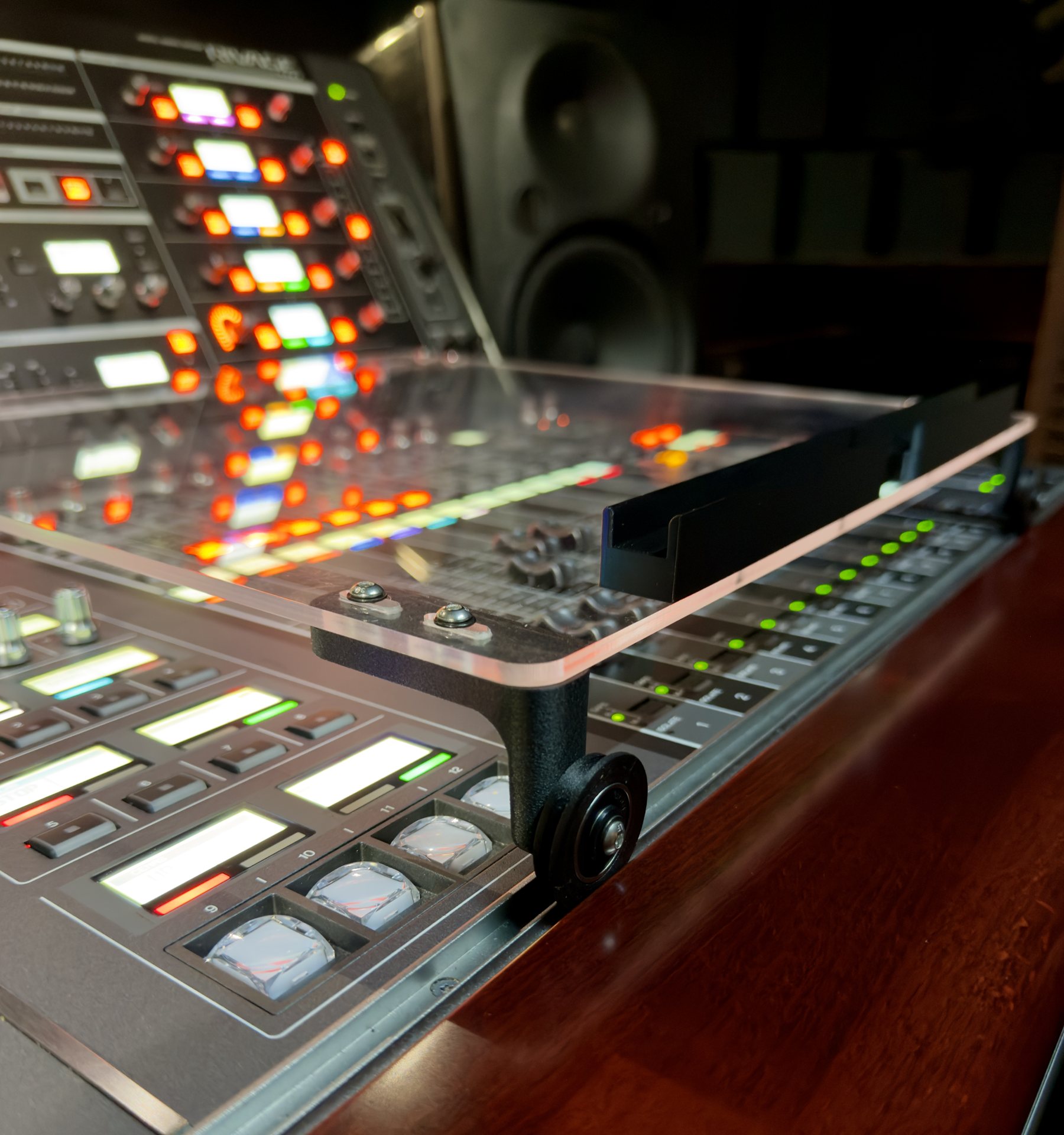 Detalhe da roda e da base do script trolley Bocutti Audio no Yamaha Rivage PM10