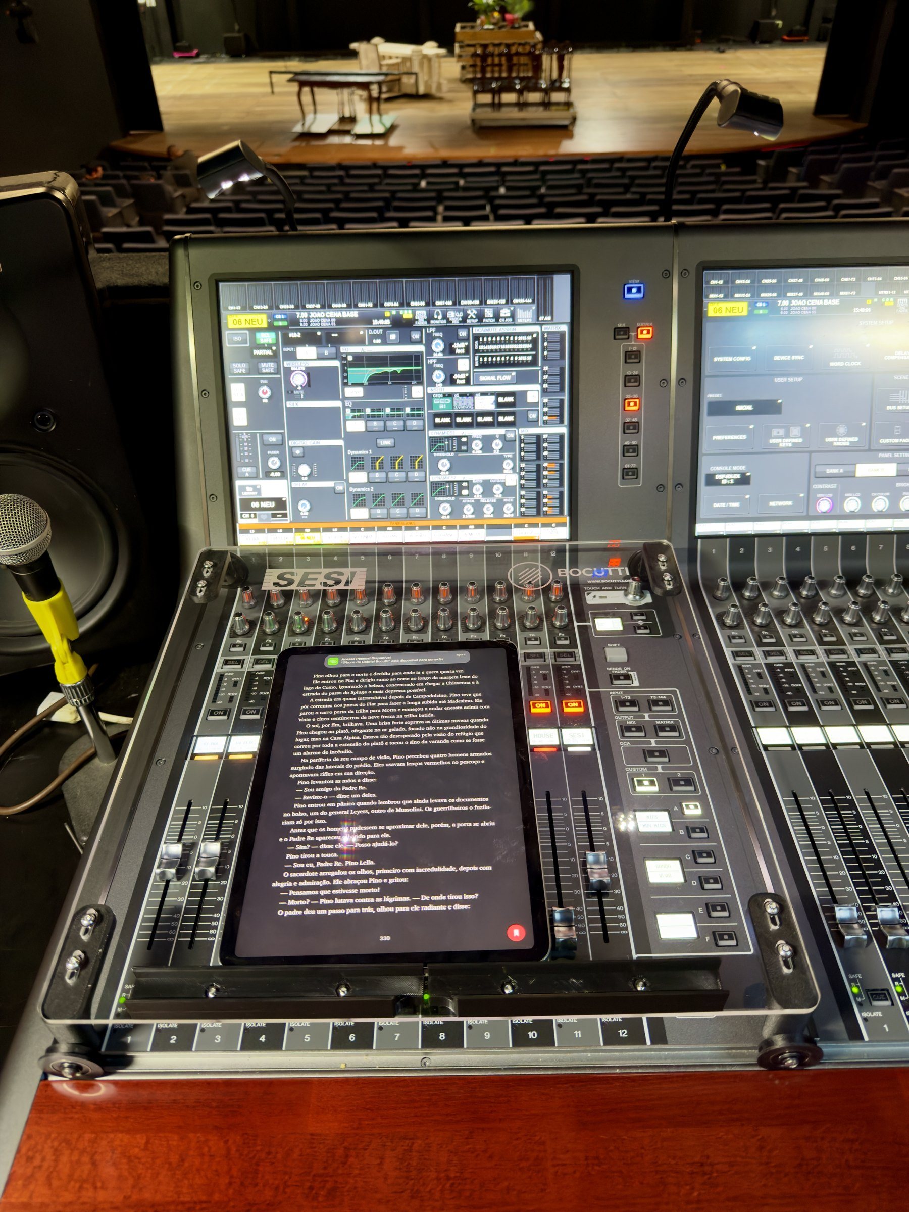 Script trolley Bocutti Audio instalado no console Yamaha Rivage PM10, vista frontal com iPad