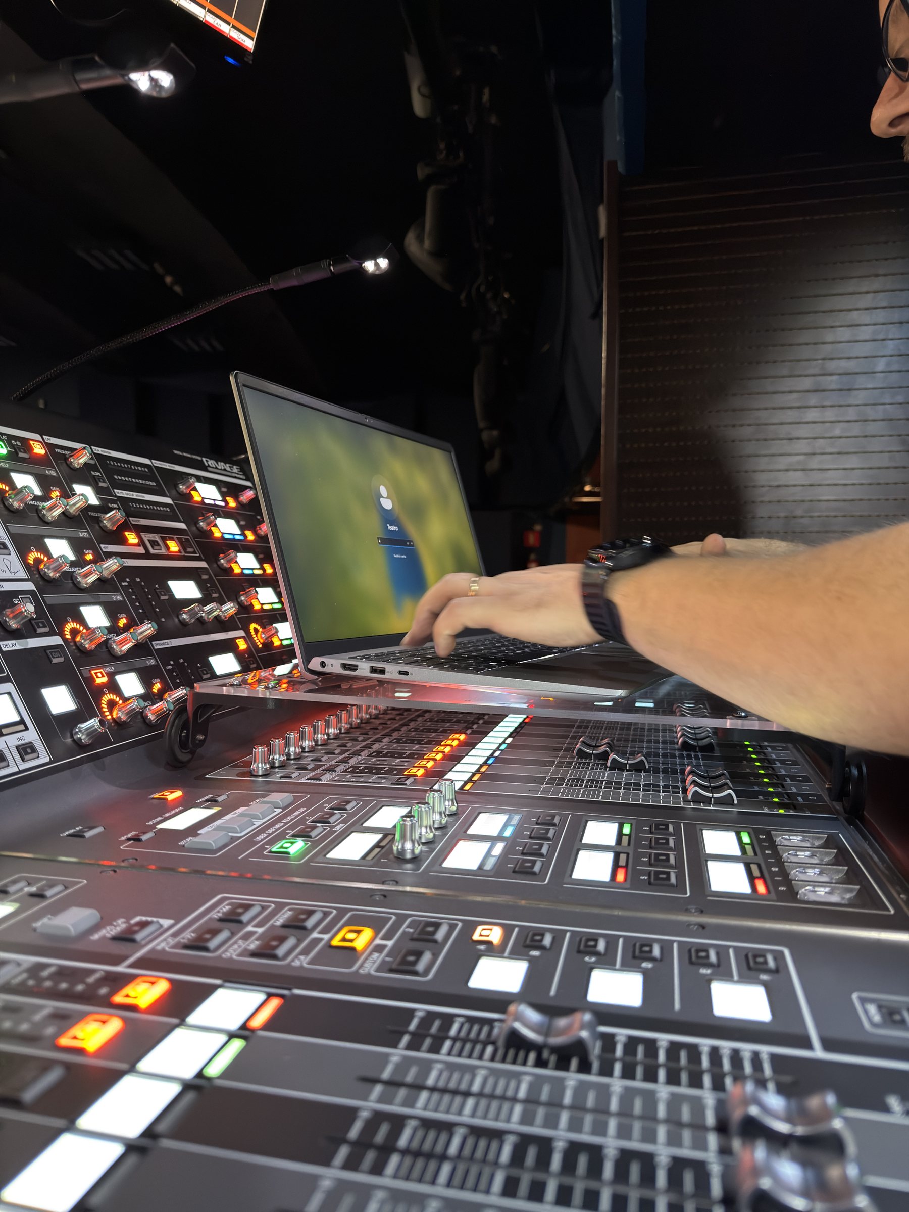 Operador usando notebook sobre o script trolley Bocutti Audio no Yamaha Rivage PM10