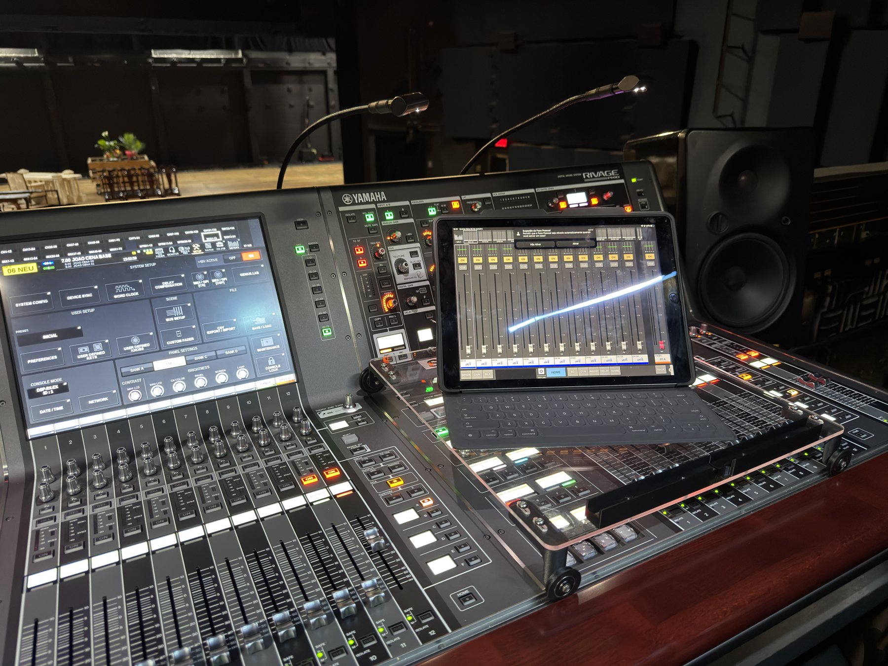 Script trolley Bocutti Audio no Yamaha Rivage PM10 com iPad e teclado, vista lateral