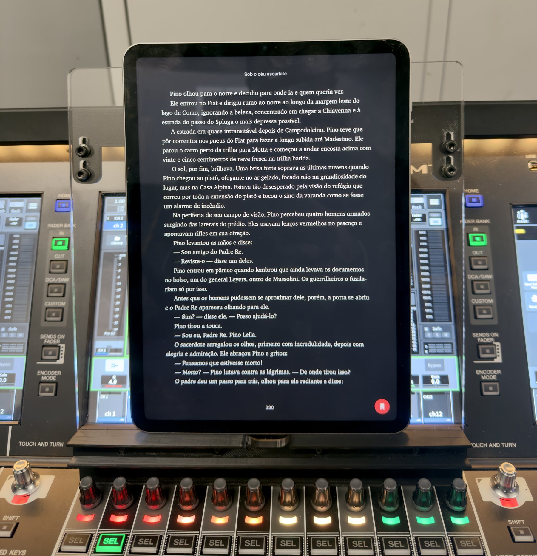 Script trolley estático Bocutti Audio para Yamaha DM7 Compact, vista frontal com iPad