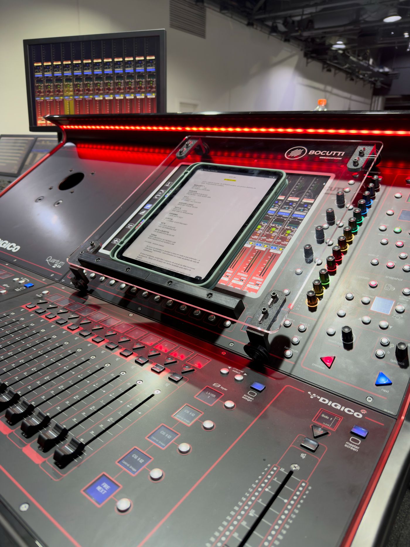 Vista angular do script trolley Bocutti no console DiGiCo Quantum 225, tela com QLab